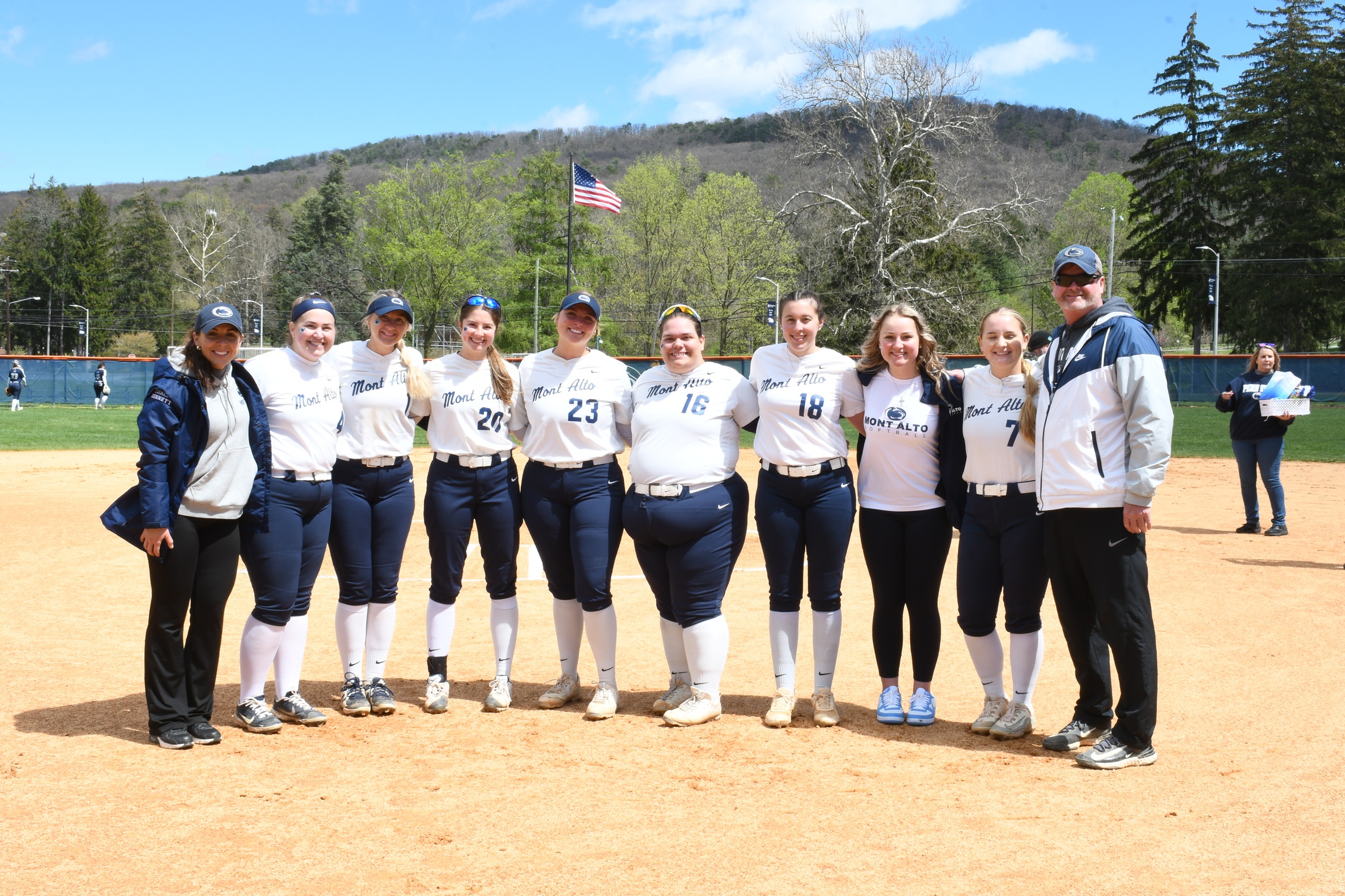 Softball sweeps conference opponents Beaver on senior day